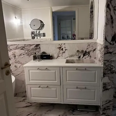 In Centre With View Of The Canal *