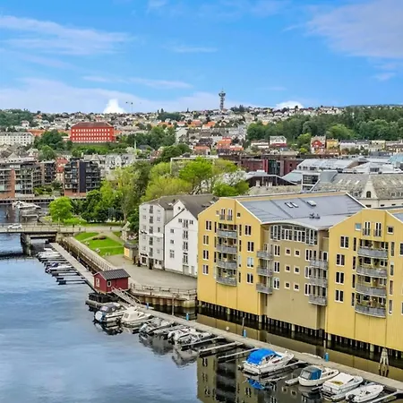 In Centre With View Of The Canal